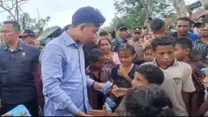 Wakil-Presiden-Wapres-Gibran-Rakabuming-Raka-tiba-di-posko-pengungsian.jpg