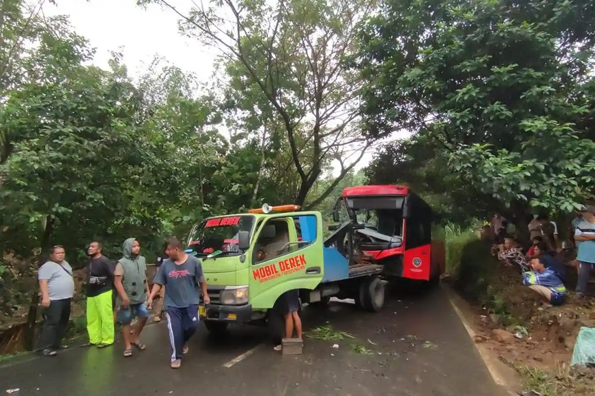 Kronologi Kecelakaan Bus Trans Semarang Adu Banteng Truk di Boja Versi Warga