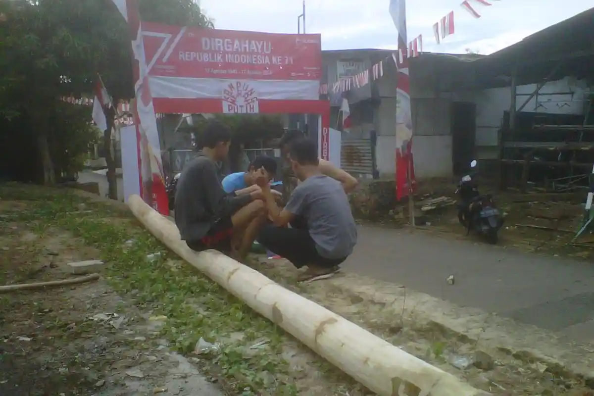 Rayakan HUT Kemerdekaan, Warga Blok Z Perumahan BKP Siapkan Pohon Pinang Sepanjang 9 Meter