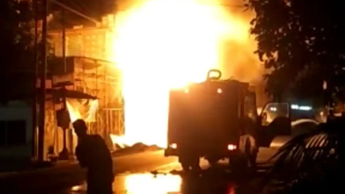 Pengemudi Pick Up di Lamongan Kaget, Mendadak Muncul Asap dari Kendaraan Disusul Api