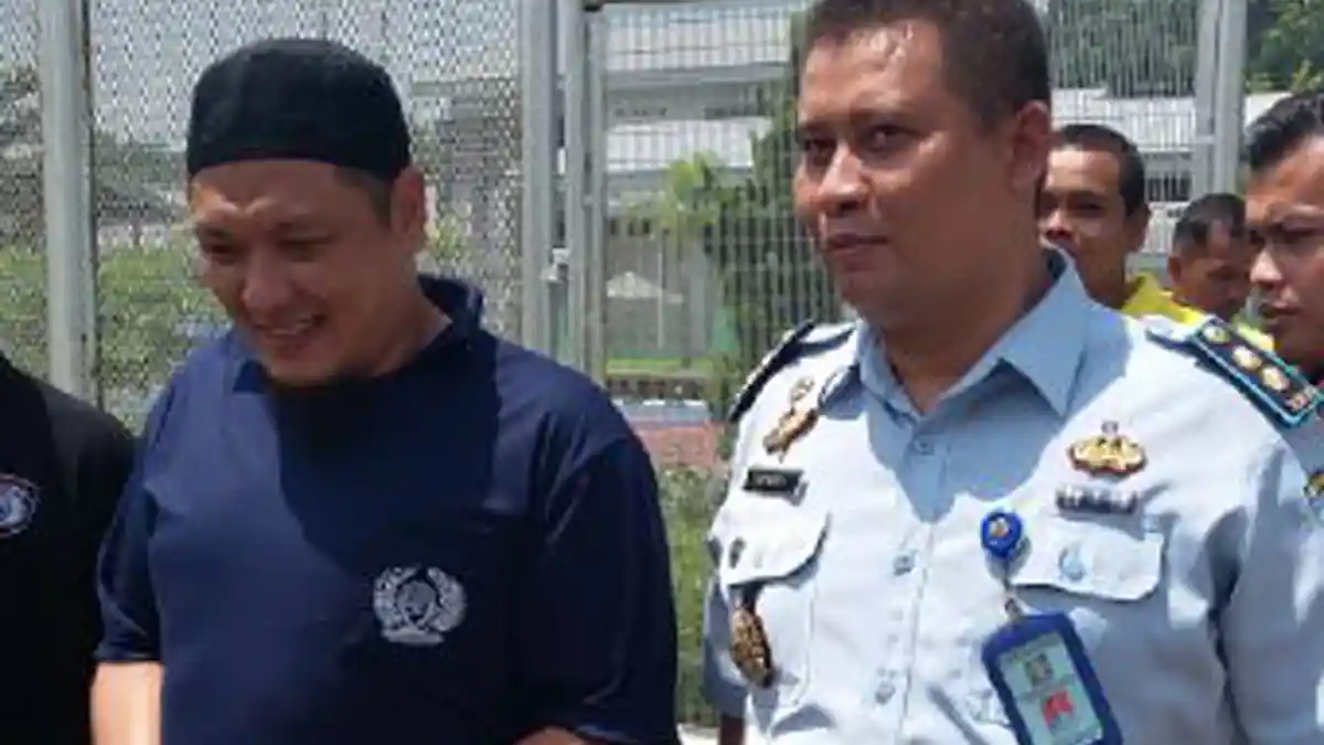 Wanita Bercadar Tunggui Gembong Narkoba Freddy Budiman Jelang Eksekusi Mati