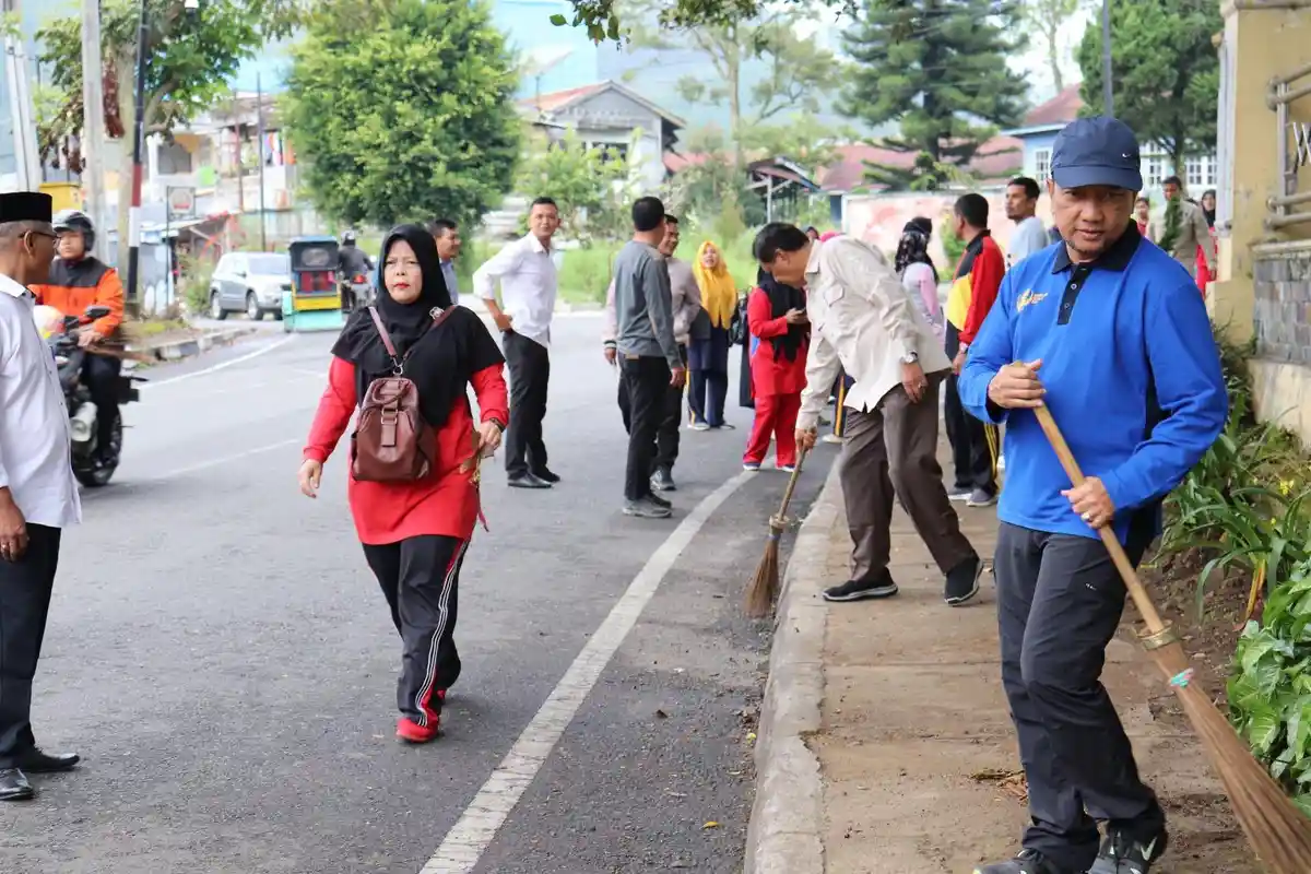 Pj Bupati Aceh Tengah Pegang Sapu Lidi Gotong Royong Bersama Sambut HUT ke 446 Kute Takengen 