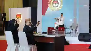 Momen-moderator-menegur-para-pendukung-masing-masing.jpg
