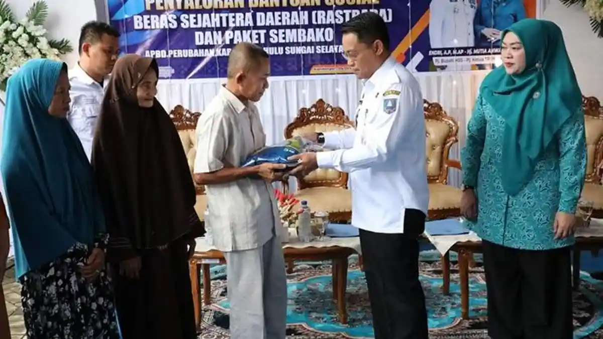 Salurkan Bansos Pasca Pilkada, Endri Pastikan Siapapun Pimpin HSS Program ini Terus Dilanjutkan