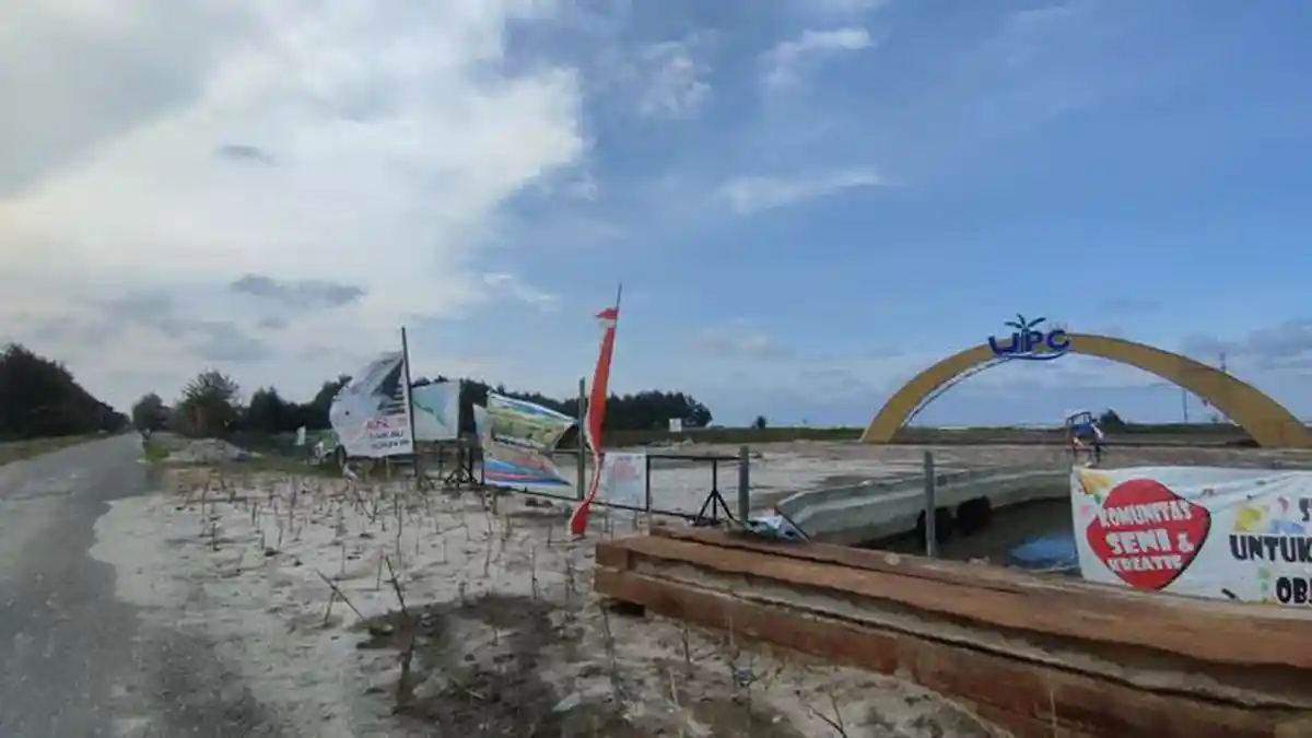 Warga Hentikan Pembangunan Wisata Pantai Cermin, Tanami Mangrove di Depan Pintu Masuk