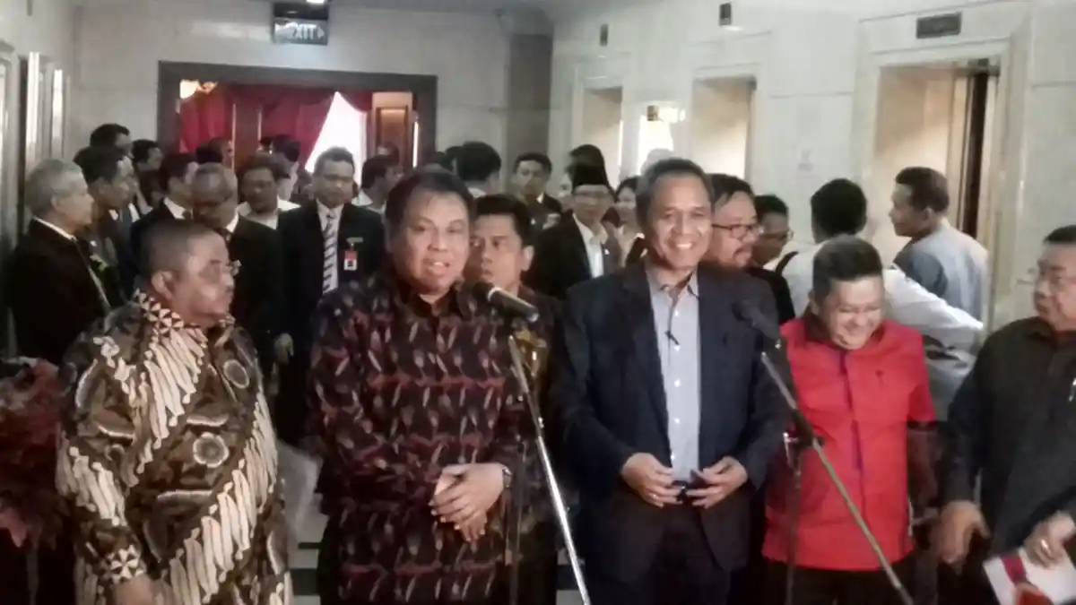 Patrialis Akbar Tulis Tangan Surat Pengunduran Diri Sebagai Hakim MK