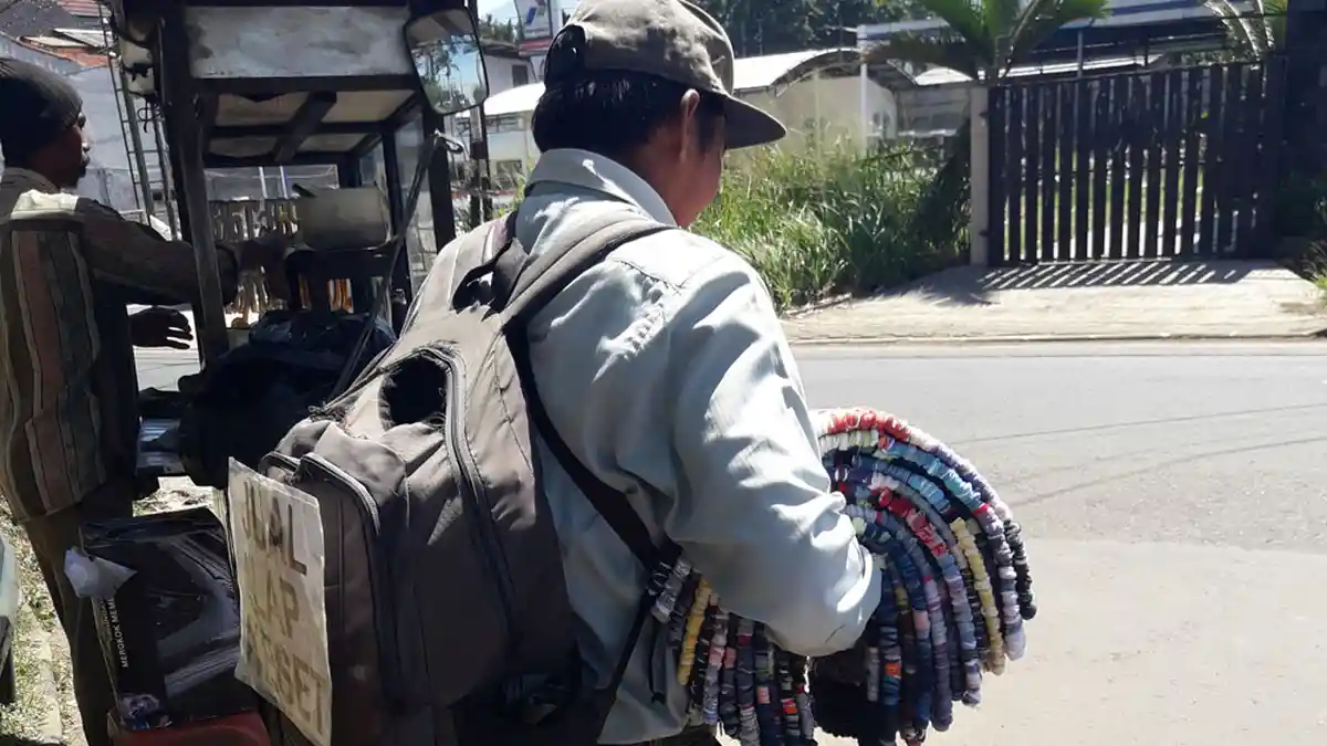 Berjalan 20 Kilometer Setiap Hari, Uus Hanya Dapat Seratus Ribu Rupiah Per Minggu