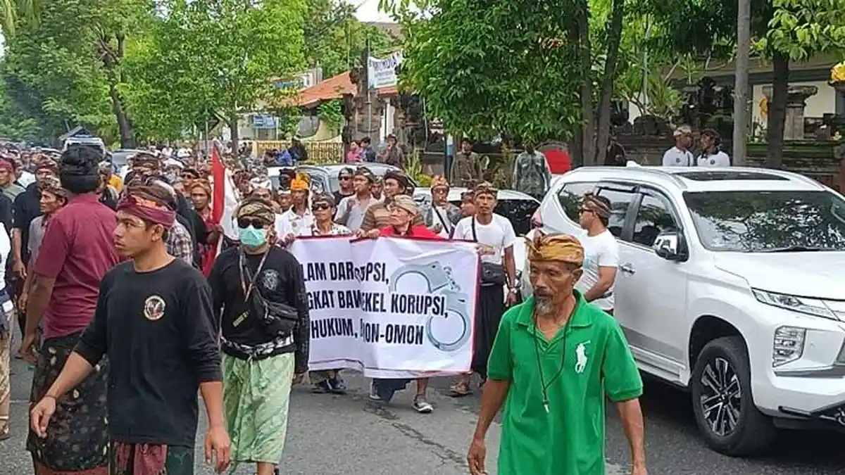 Massa Aksi Datangi Kejari Buleleng, Minta Kejelasan Kasus Dugaan Korupsi Perbekel Sudaji