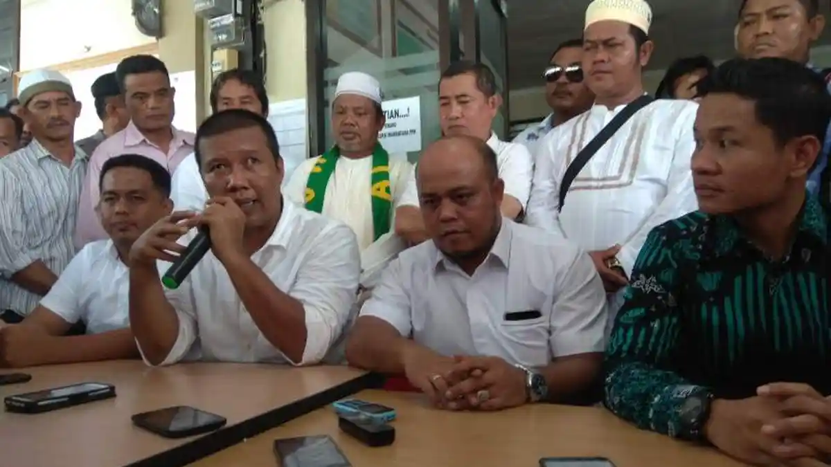 Datangi KPU Tanjabtim, Romi Serahkan 7 Box Dukungan dari Masyarakat, 50 Ribu Dukungan Jadi Cadangan