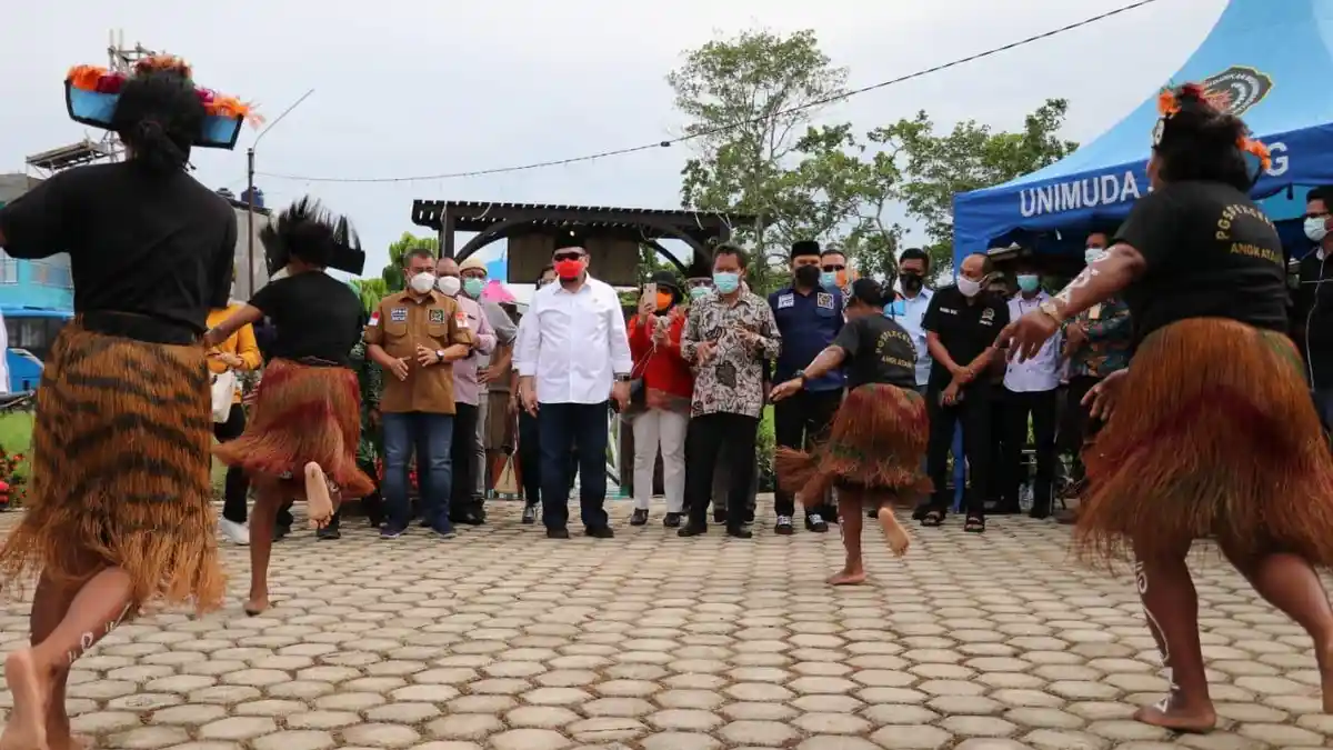 Bersumber dari APBD, Ketua DPD RI Minta Daerah Tingkatkan Kesejahteraan Guru Honorer