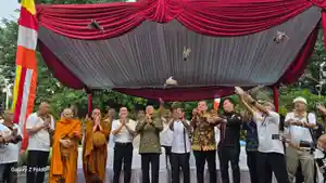 Ribuan-umat-Buddha-mengikuti-Gema-Waisak-Pindapata-Nasional-2026.jpg