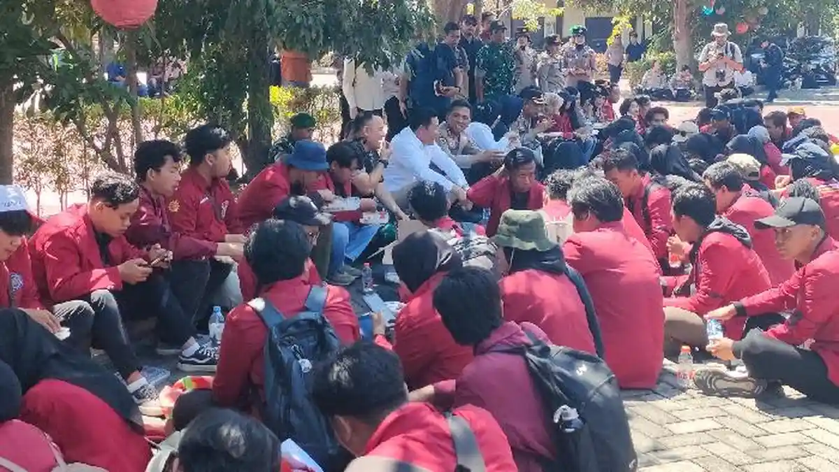 Suasana Demo di Sidoarjo, Mahasiswa Makan Bersama Bupati