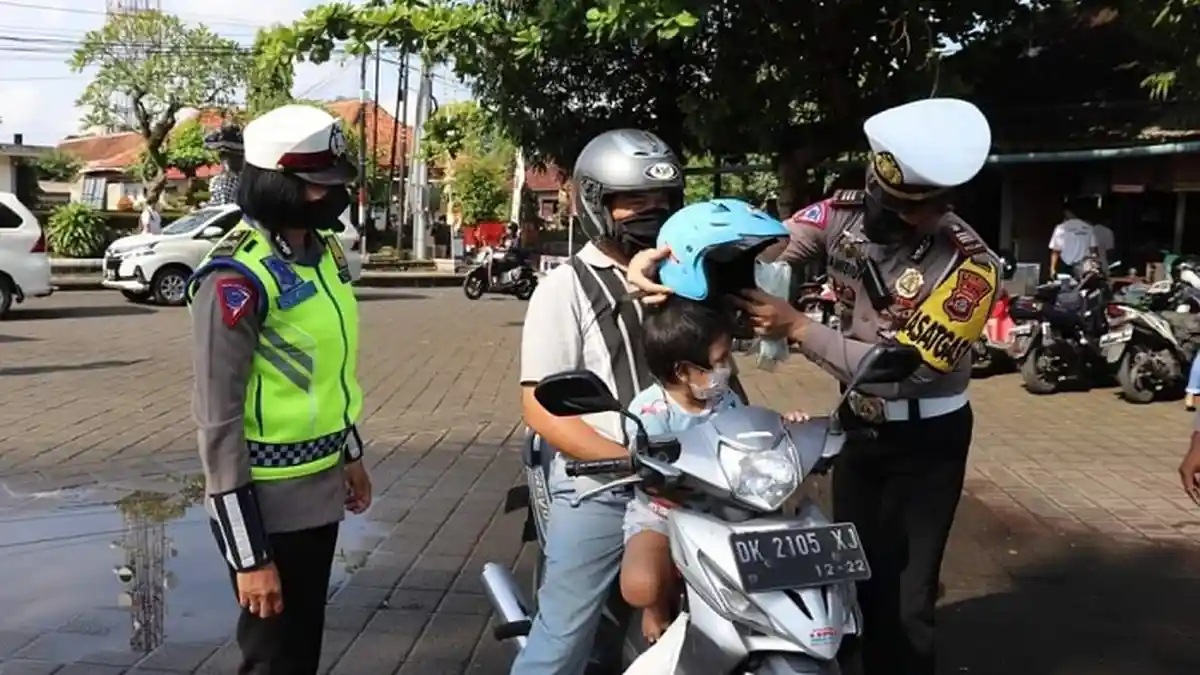 10 Hari Ditemukan 345 Pelanggar Lalulintas di Tabanan, Tanpa Helm Ditilang dan Diberikan Helm Gratis