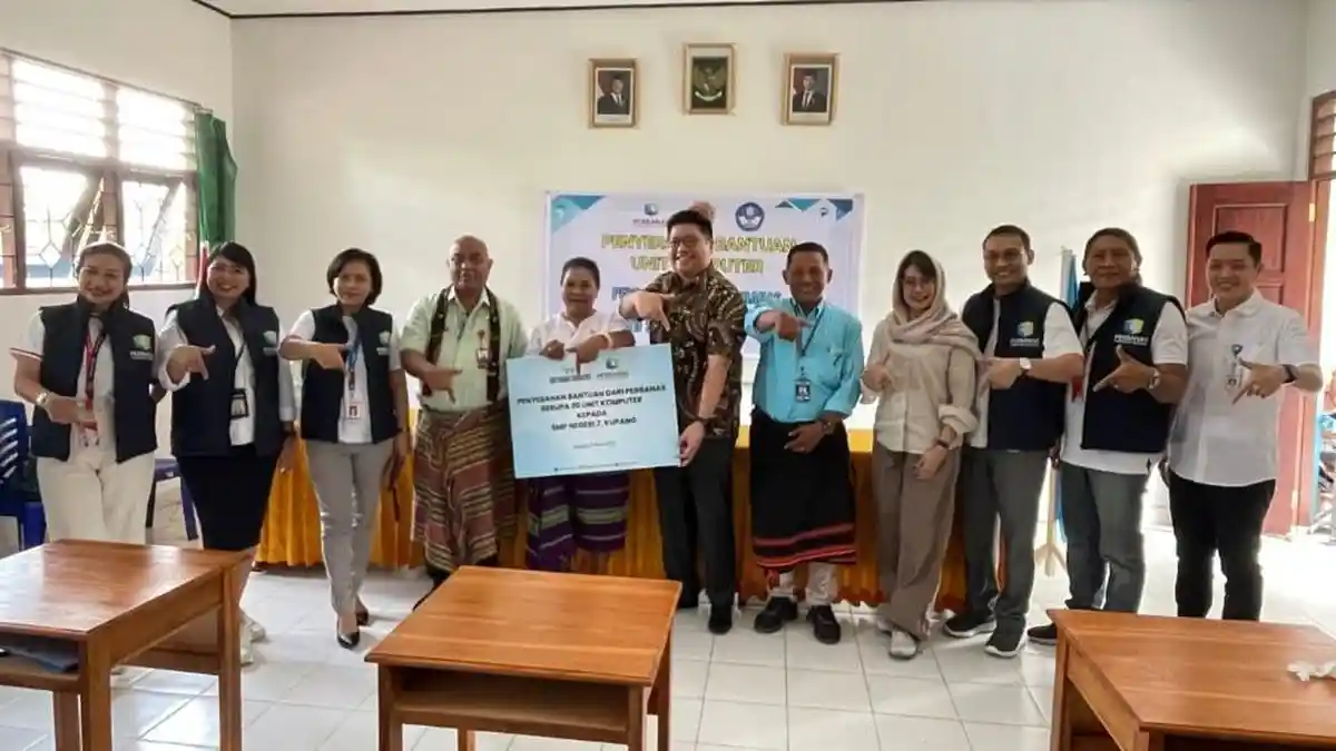 Perbanas Serahkan Bantuan 20 Unit Komputer bagi SMP Negeri 7 Kota Kupang