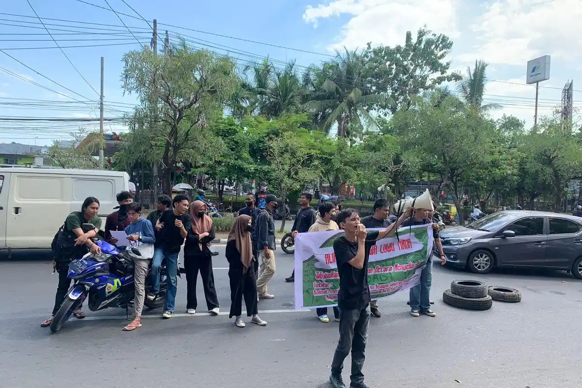 Jalan Trans Sulawesi di Burau Rusak Parah, Mahasiswa Lutim Demo di Kantor Gubernur Sulsel
