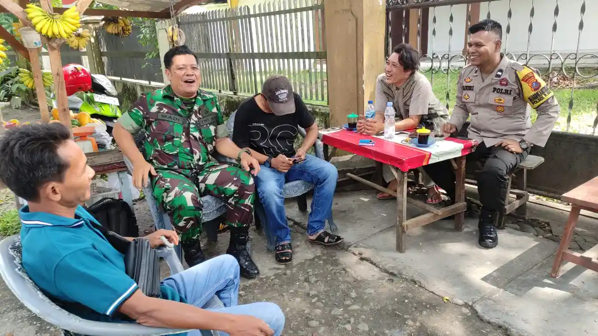 Bhabinkamtibmas Polres Tebing Tinggi dan Babinsa Beri Pesan Kamtibmas Ingatkan Warga Jauhi Narkoba