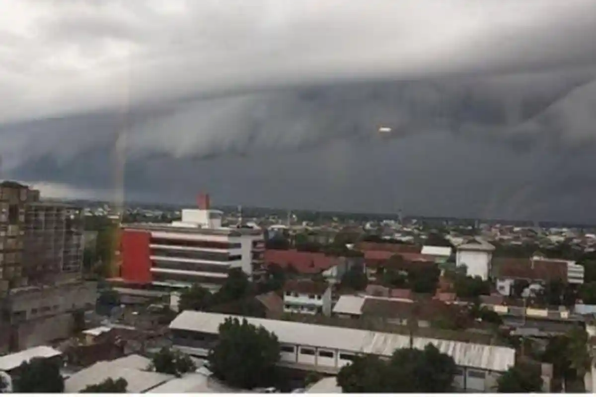 Ini Pertanda Apa? Awan Tsunami Diabadikan di Langit Makassar, Pesawat Putar-putar Nyaris 30 Menit