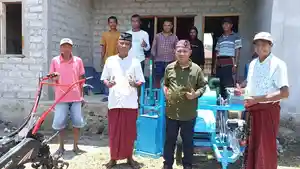 Anggota-DPRD-Provinsi-NTT-Yohanes-Rumat-SE-menyerahkan-bantuan-pertanian.jpg