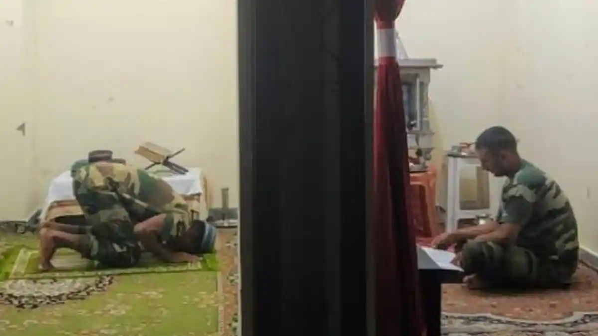 Viral, Dipisahkan Sekatan Dinding, Dua Tentara Beda Agama Ini Tampak Tenang Beribadah Saat Bersamaan