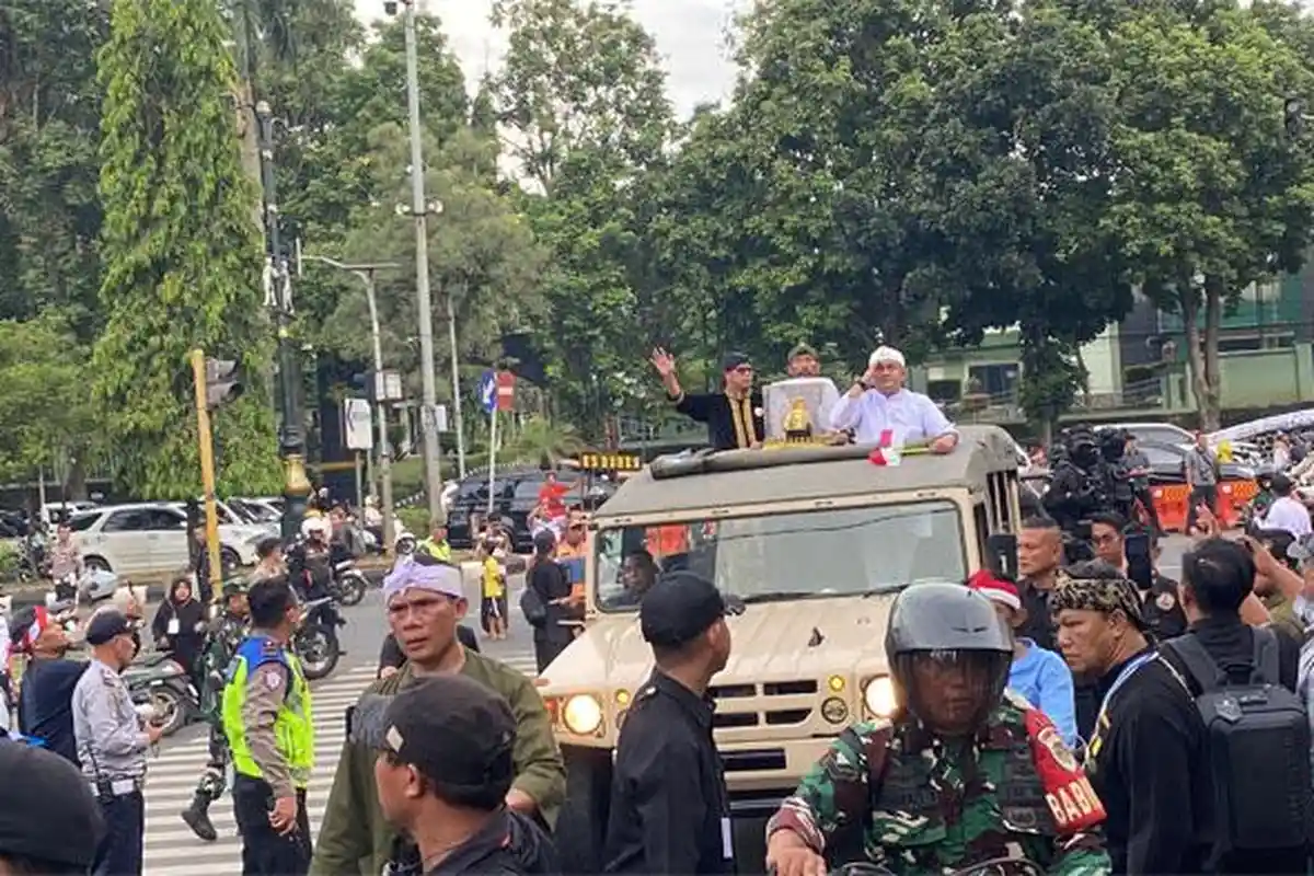 Meriah! Ribuan Masyarakat Hingga Pelajar Sambut Kedatangan Mahkota Binokasih di Kabupaten Bogor