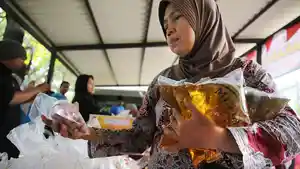pembeli-minyak-goreng-di-Surabaya.jpg