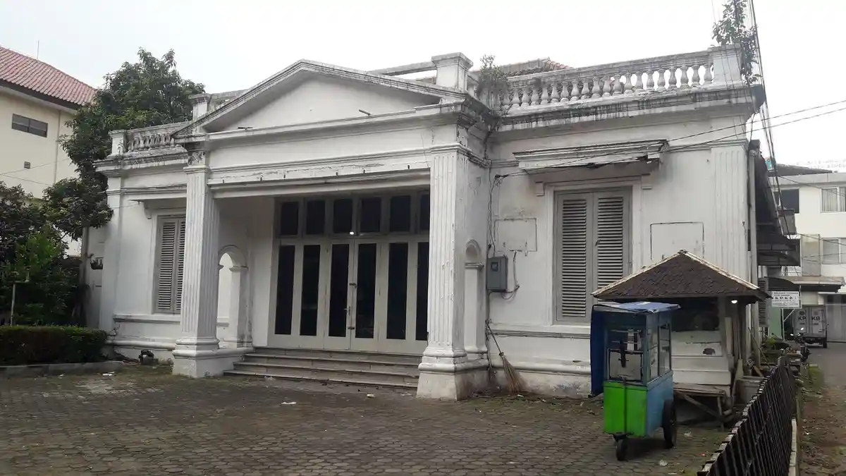 Bangunan Peninggalan Belanda Itu Hanya Dijaga Saat Malam Hari