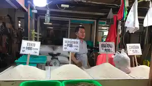 Idris-Karim-penjual-beras-di-Pasar-Sentral-Kota-Gorontalo-Sabtu-2042024.jpg