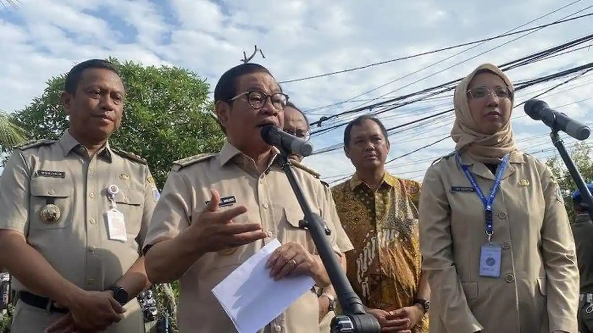 Gubernur Pramono Anung Merenung di Pinggir Kali Ciliwung: Banjir Kadang Tak Bisa Dilawan