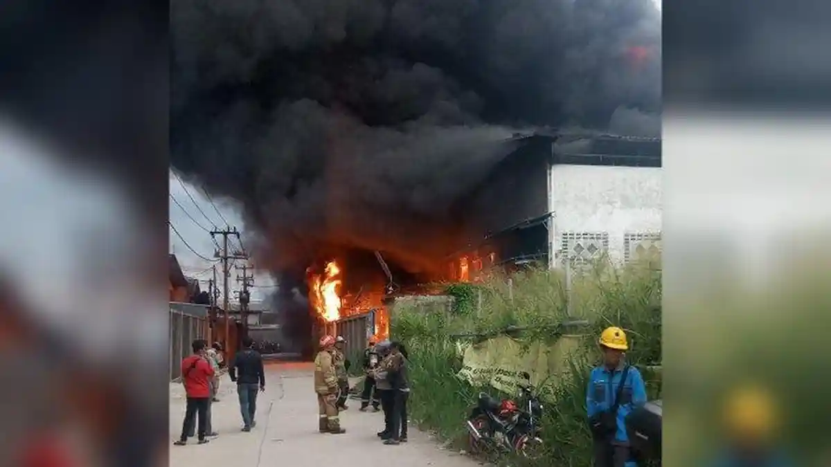 Kebakaran Hebat di Bandung, Tiga Pabrik Terbakar, Karyawan Panik, Asap Membubung Tinggi
