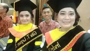 dua-wisudawati-universitas-terbuka.jpg