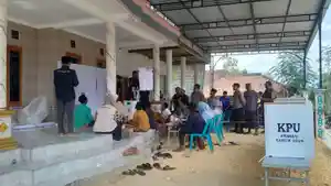 Pelaksanaan-pemungutan-dan-penghitungan-surat-suara-di-TPS-3-Desa-Poreh-Sampang.jpg