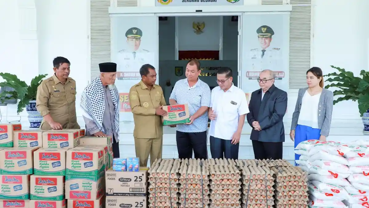 Bupati Sergai Darma Wijaya Terima Bantuan Korban Banjir dari Persatuan Masyarakat Tionghoa