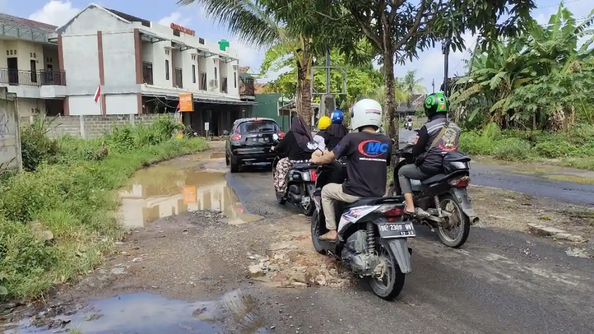 Warga Keluhkan Jalan Rusak di Bandar Lampung, Sebab Membahayakan Pengendara