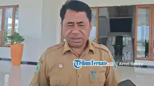 Bupati-Halmahera-Timur-Ubaid-Yakub-saat-bersedia-diwawancarai-awak-media-termasuk-Tribunternatecom.jpg