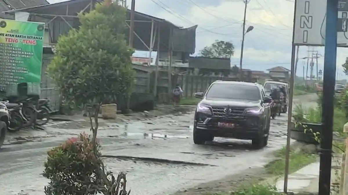 Jalan Udara Berastagi Kembali Rusak, Warga: Pernah Bupati Lewat Sini, Santai Saja karena Naik Mobil