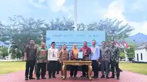 Wakil-Gubernur-Gorontalo-Idah-Syahidah-menyerahkan-simbolis-KUR.jpg