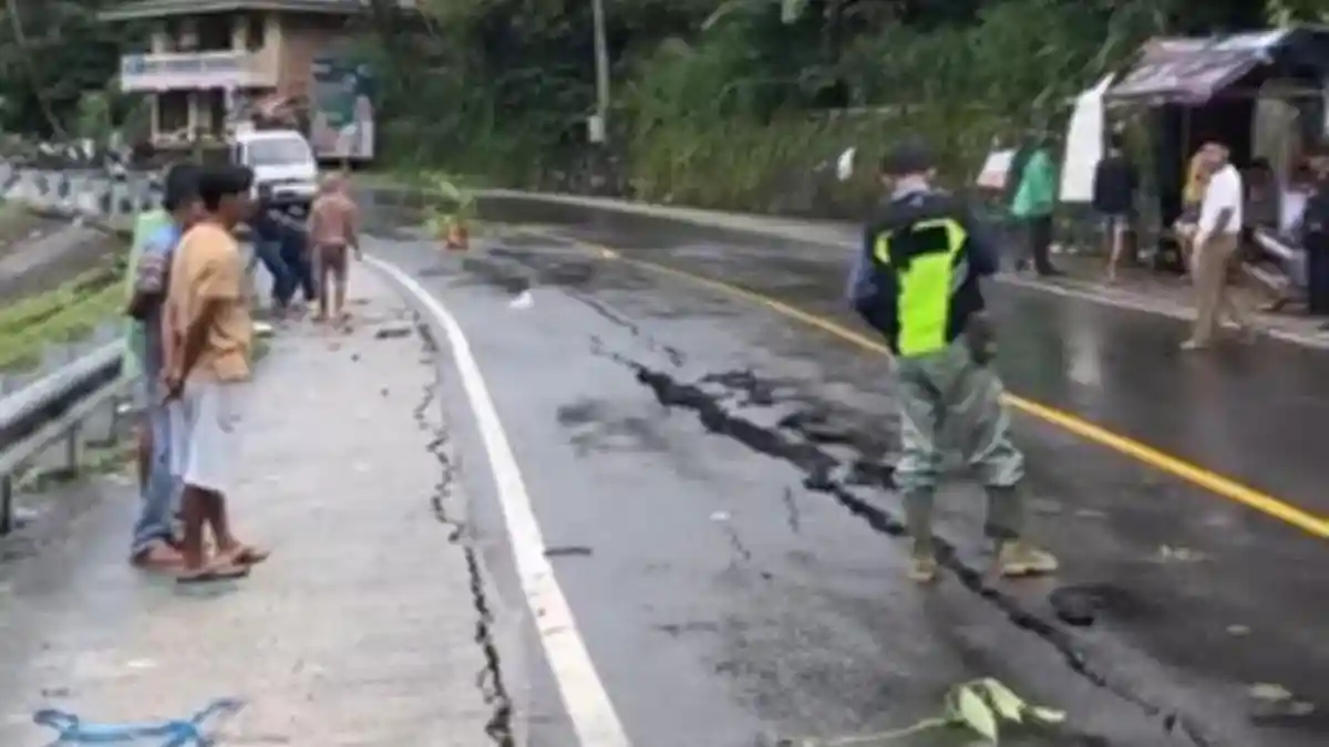POPULER SUMBAR: Jalan Retak di Pangkalan Lima Puluh Kota dan Momen Malam Pergantian Tahun di Pasbar