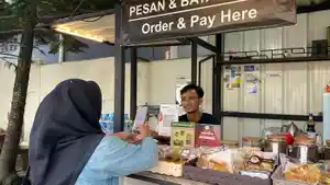 20260524-Pelanggan-memindai-kode-QRIS-BRI.jpg