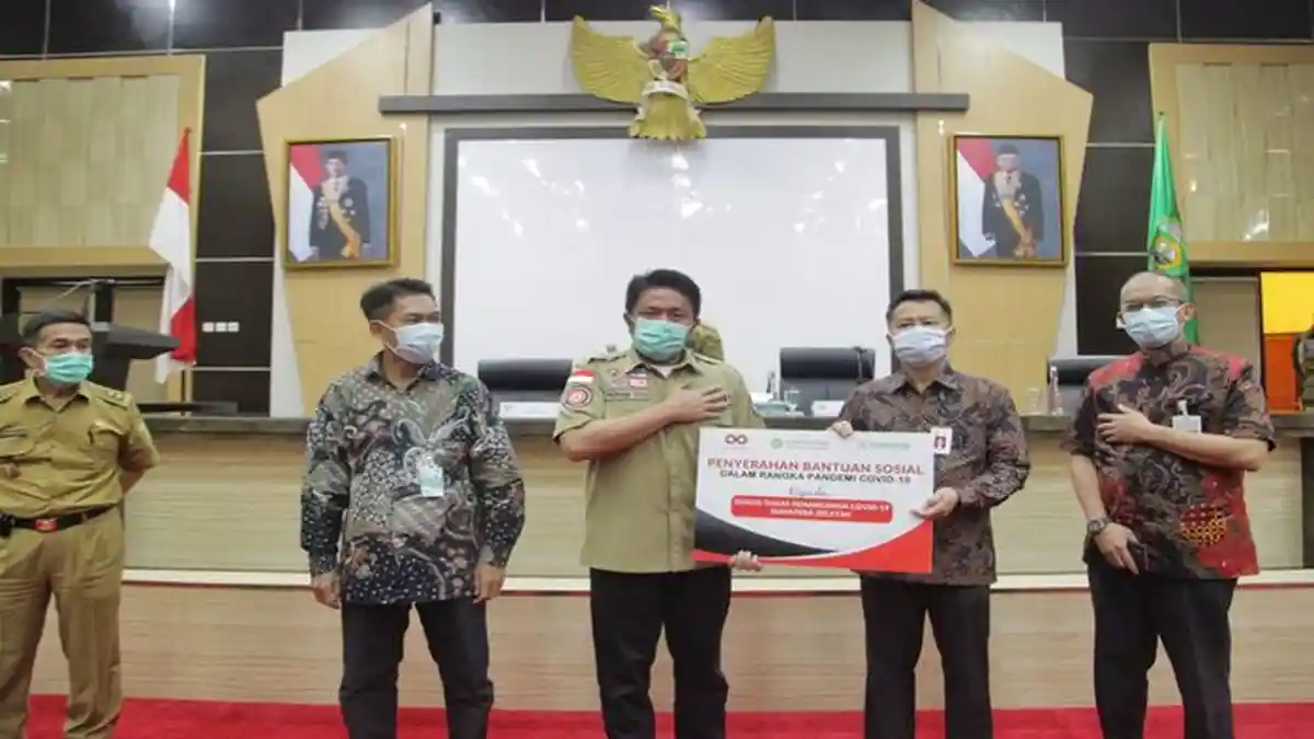 Herman Deru Terima Bantuan dari OJK dan Kementerian Perindustrian Untuk Menangani Covid-19