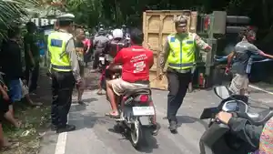 akibat-sebuah-truk-pengangkut-pasir-terguling-di-kawasan-Bukit-Jambul-Desa-Pesaban.jpg
