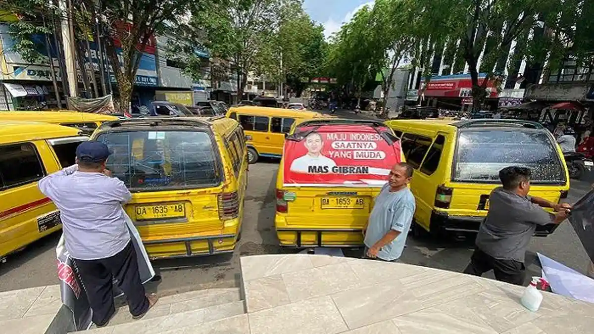 Ramai-ramai Pasang Stiker Bergambar Gibran, Begini Kata Puluhan Sopir ...