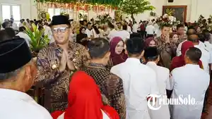 Bupati-Klaten-Hamenang-Wajar-Ismoyo-bersalaman-halbi.jpg