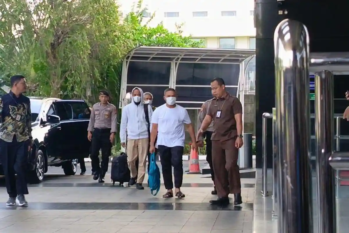 Gubernur Riau Tutupi Wajah Saat Tiba di Gedung KPK Usai Terjaring OTT