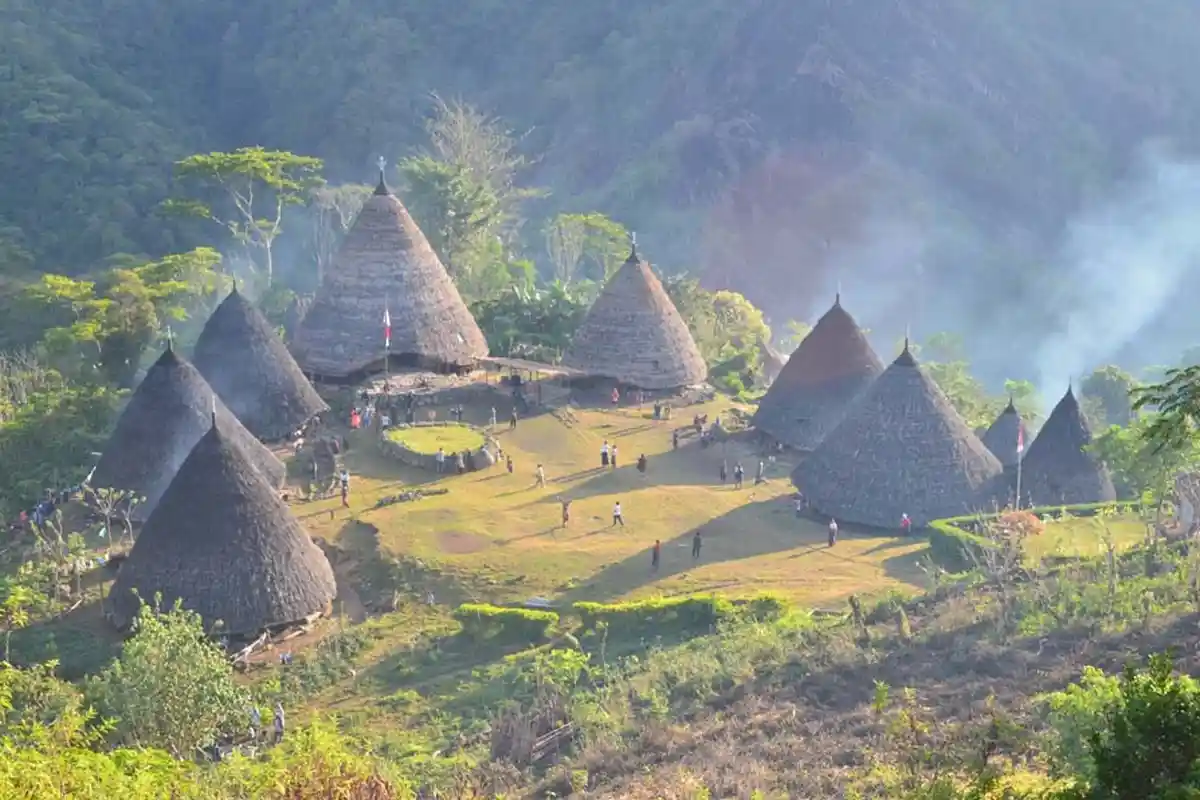 Destinasi Unggulan, Gubernur Viktor Janji Benahi Infrastruktur Kampung Adat Wae Rebo, Negeri di Awan