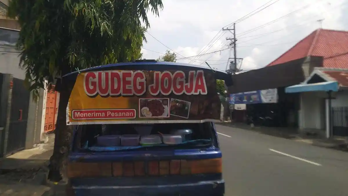 Kisah Sutono, Pedagang Gudeg Yogyakarta Yang Berjualan Dengan Cara Keliling Pakai Mobil di Kudus