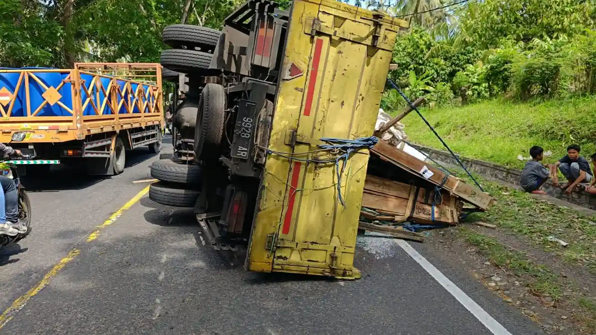 TRAGEDI Kecelakaan! Truk Bermuatan Kaca Terguling di Jalur Tengkorak Denpasar-Gilimanuk