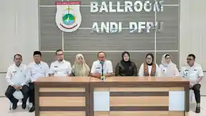 Gubernur-Sulbar-Suhardi-Duka-SDK-bersama-para-bupati-dan-wakil-bupati-se-Sulbar-jumpa-pers.jpg