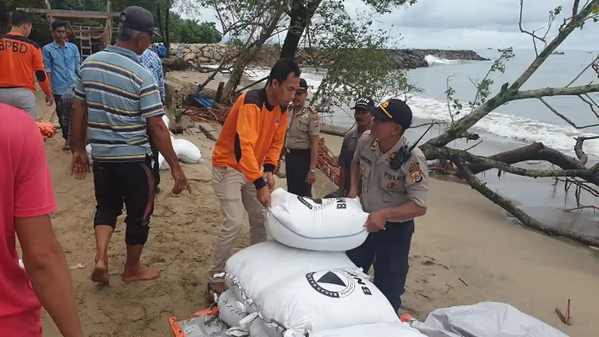 Pantai Jilbab Digerus Abrasi Semakin Meluas, Ini yang Dilakukan BPBK dan Anggota Polres Abdya