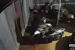 20251101-Aksi-pencurian-sepeda-motor-di-Mendalo-Jambi-terekam-CCTV.jpg