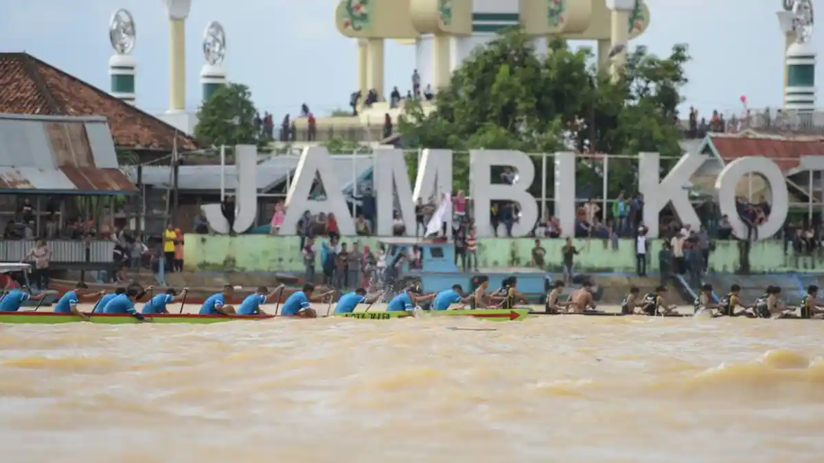 52 Tim Bakal Adu Kecepatan pada Lomba Perahu Naga di Sungai Batanghari
